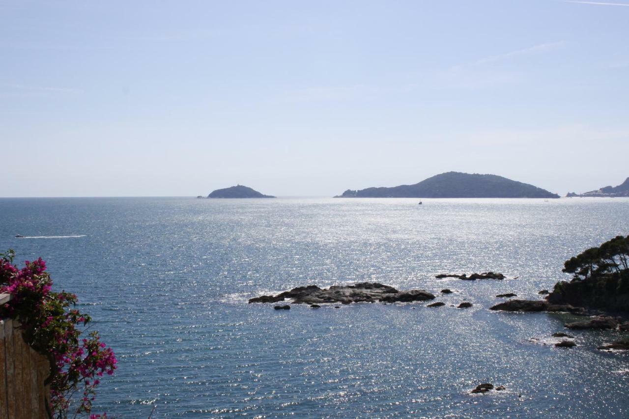 Sulla Spiaggia Di Toto E Tota 텔라로 외부 사진